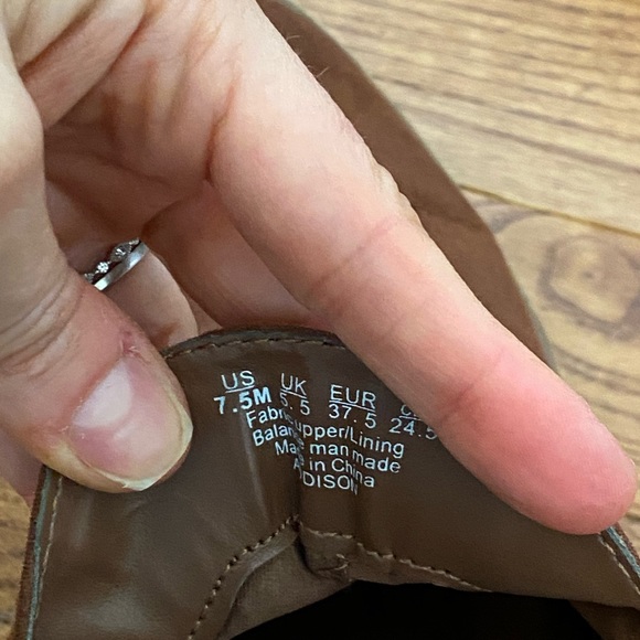 🌻GUC Cognac Ankle Booties - Picture 6 of 7